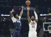 开云体育下载-独行侠险胜德国男篮，萨姆·米切尔制霸全场