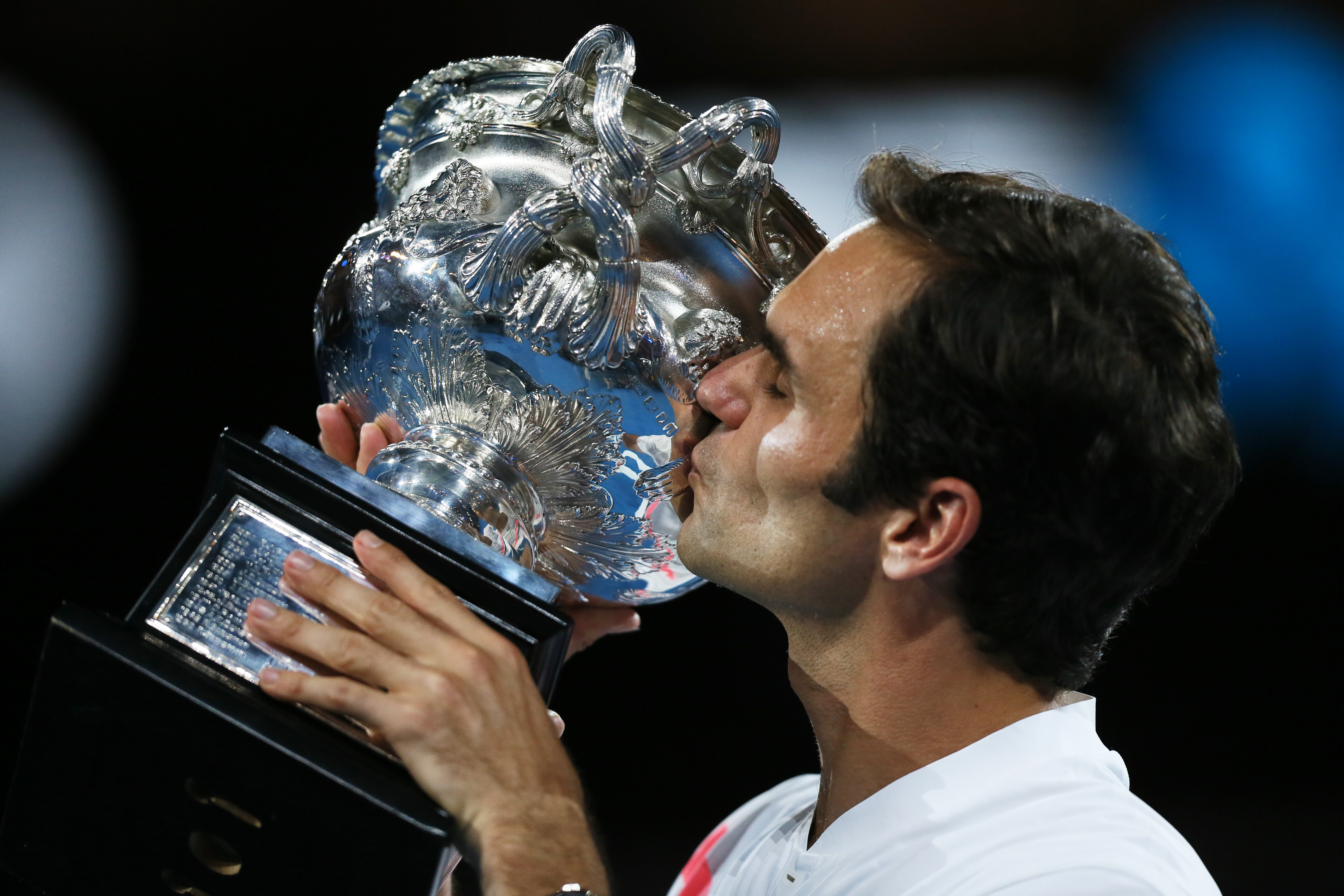 关于英国网球队力克澳大利亚网球队，费德勒统治全场的信息