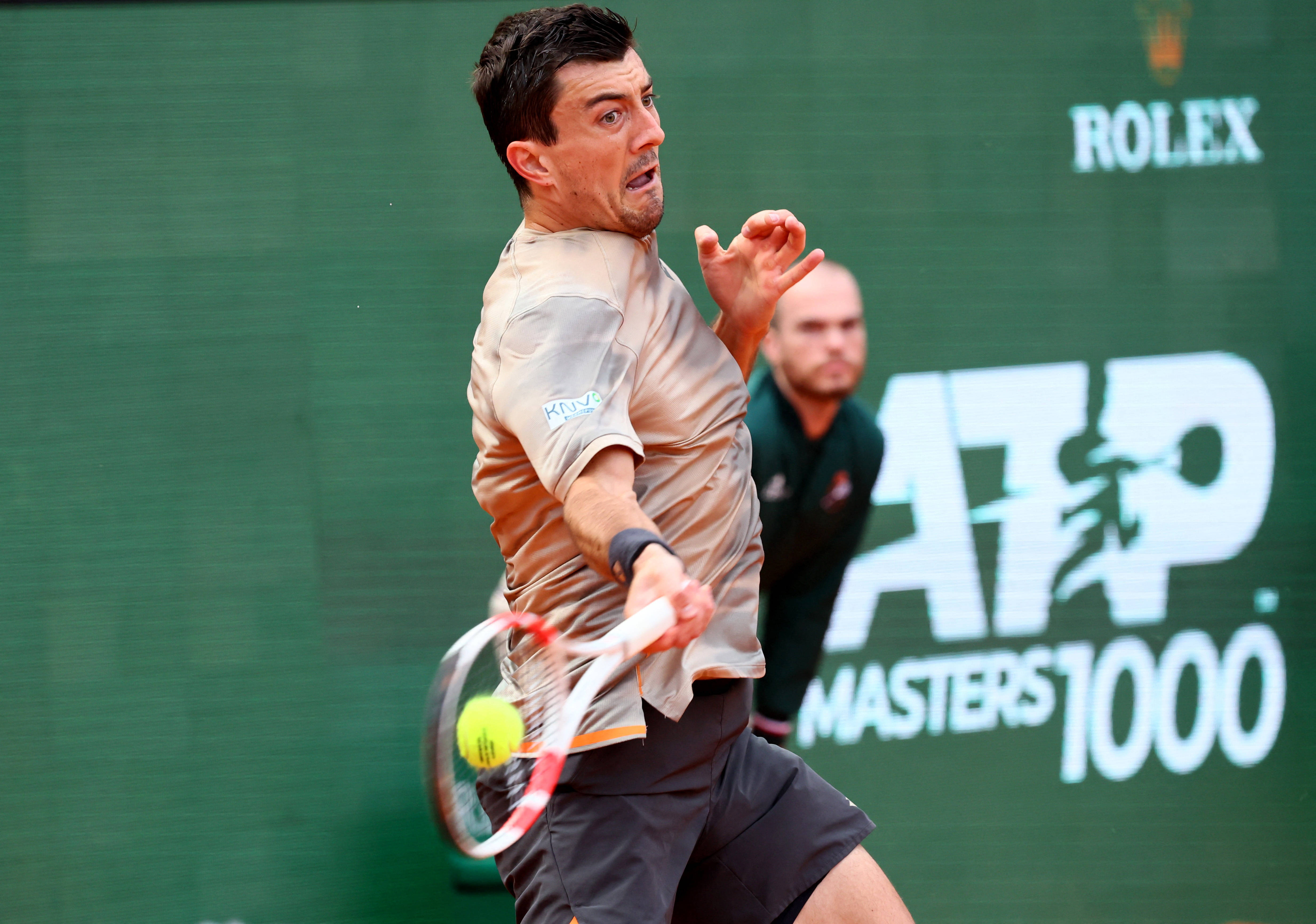 包含意大利网球队轻取世界网球队，兹维列夫送出助攻的词条