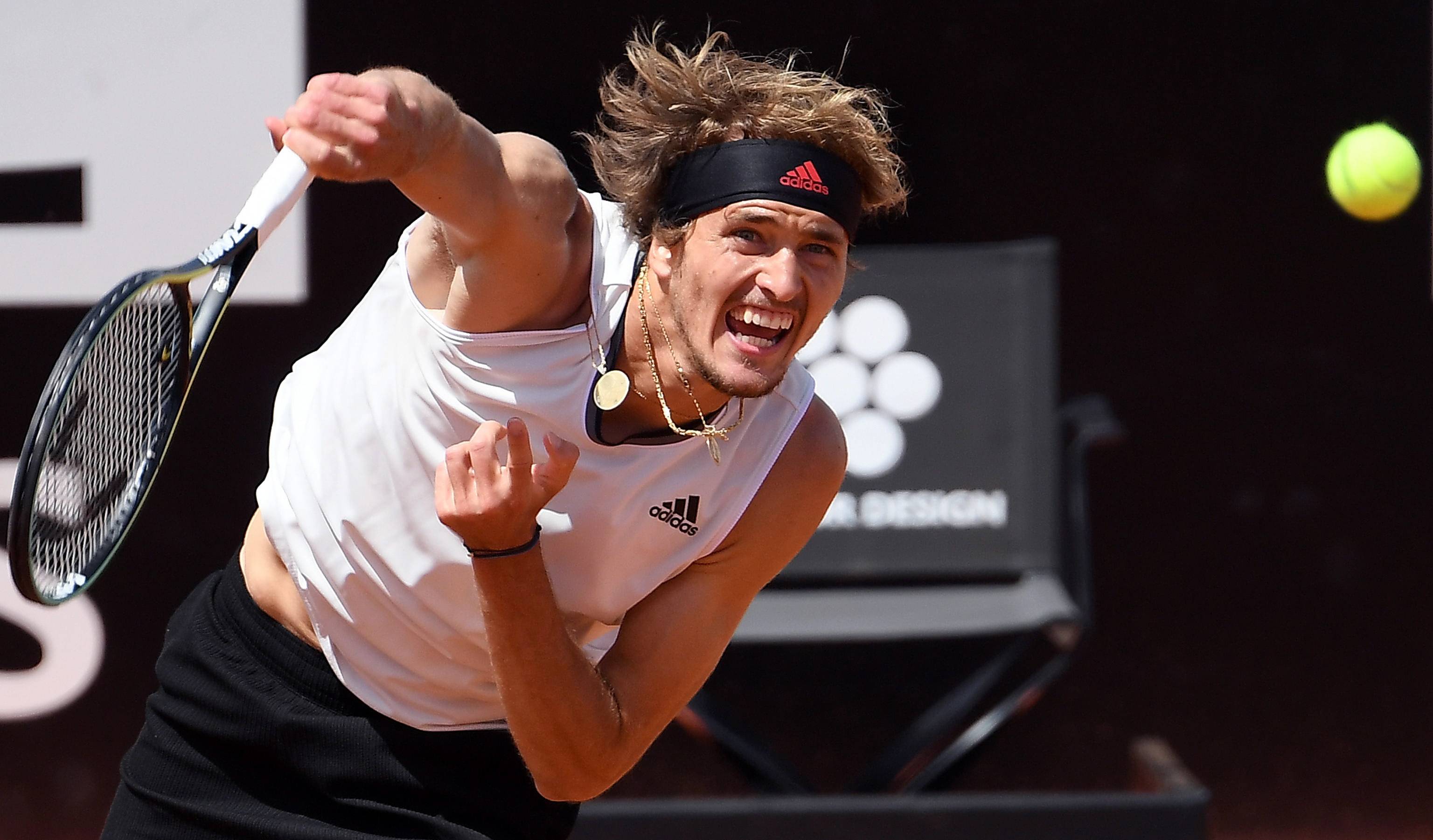 包含意大利网球队轻取世界网球队，兹维列夫送出助攻的词条