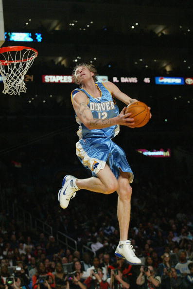 全明星赛火热开战，明星球员飞身扣篮惊艳全场的简单介绍