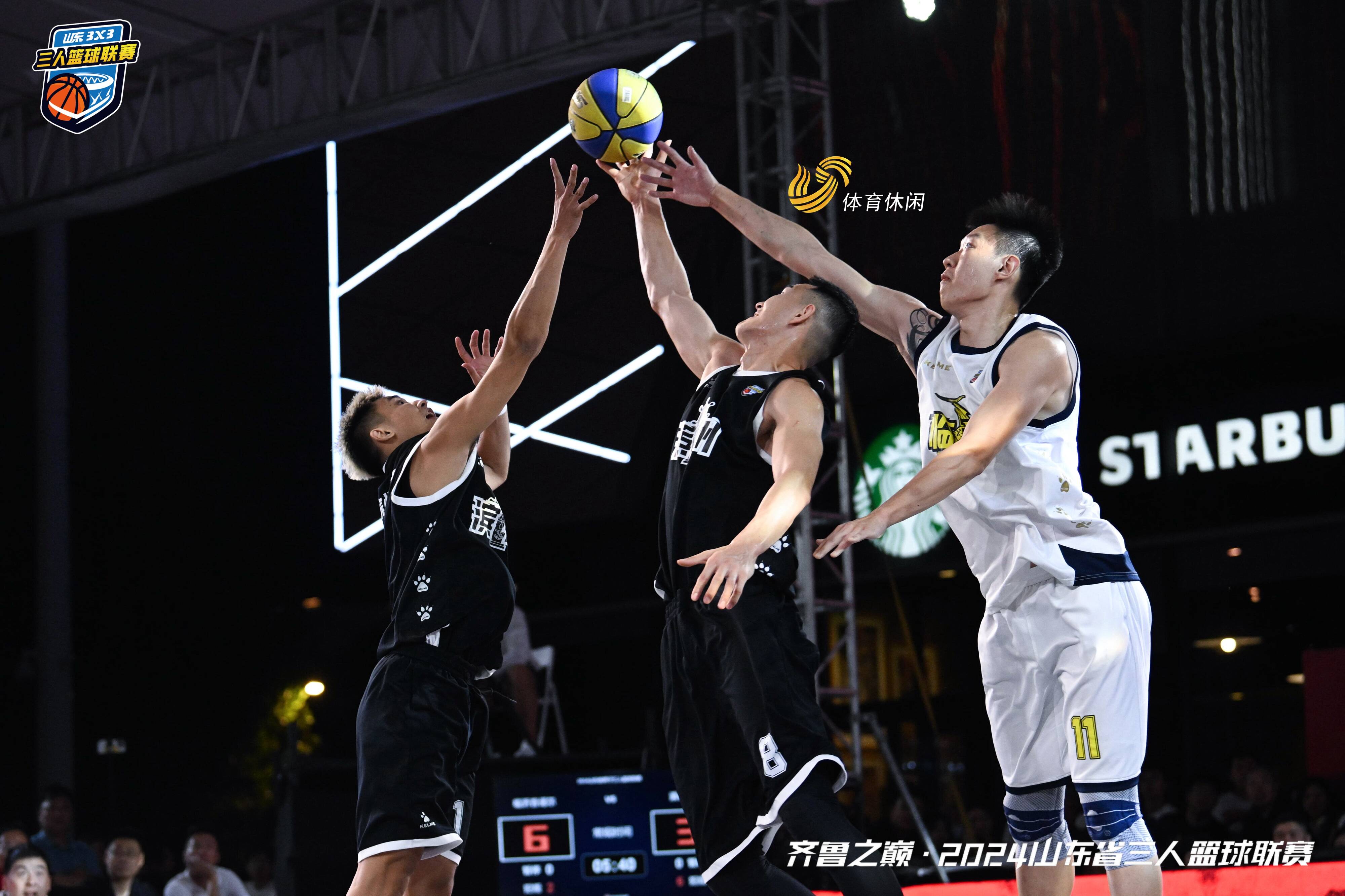 包含篮球比赛现场热闹非凡，队员们各显神通，精彩篮球赛事绝对过瘾的词条