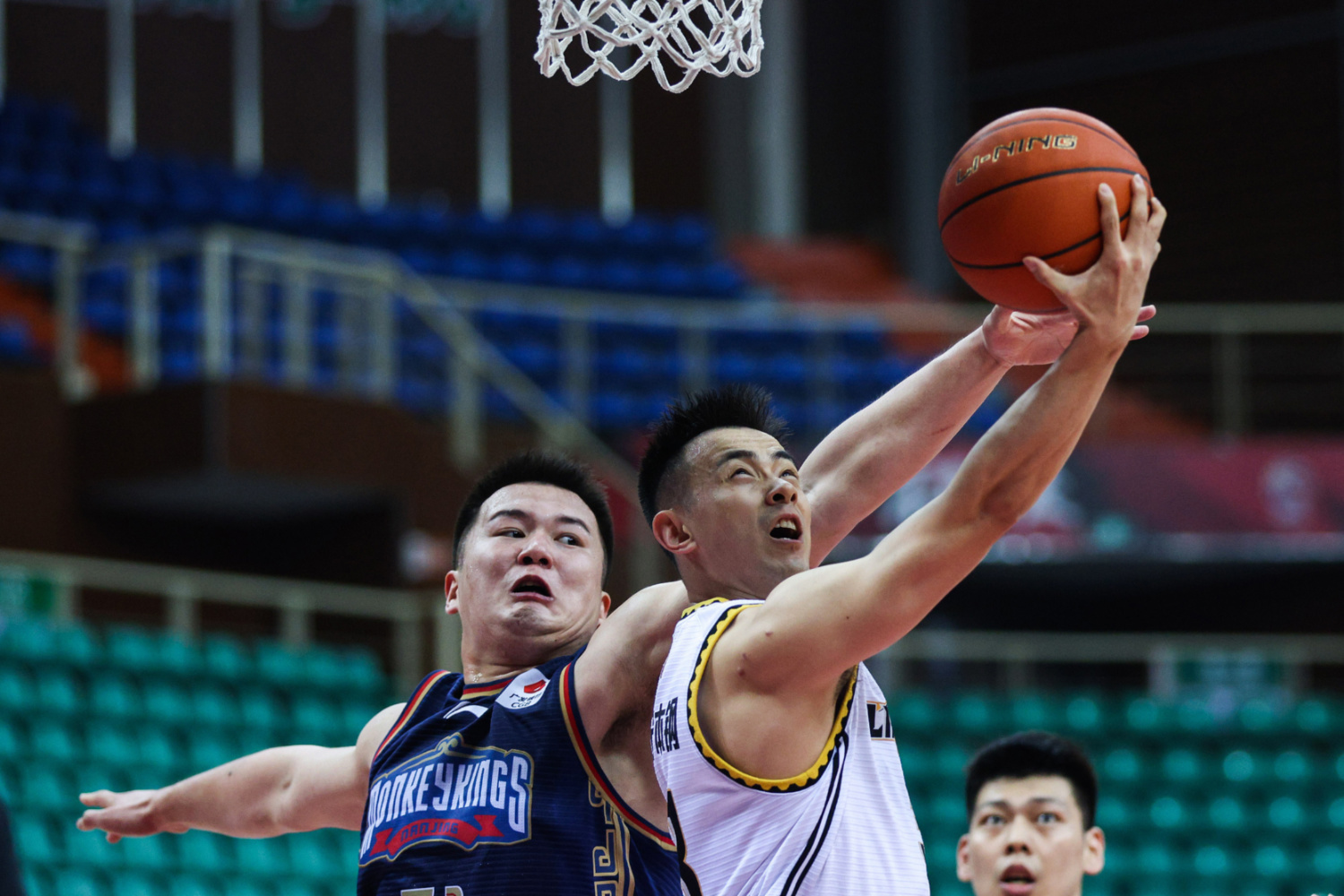 热门篮球比赛成为关注焦点，引发球迷狂欢的简单介绍