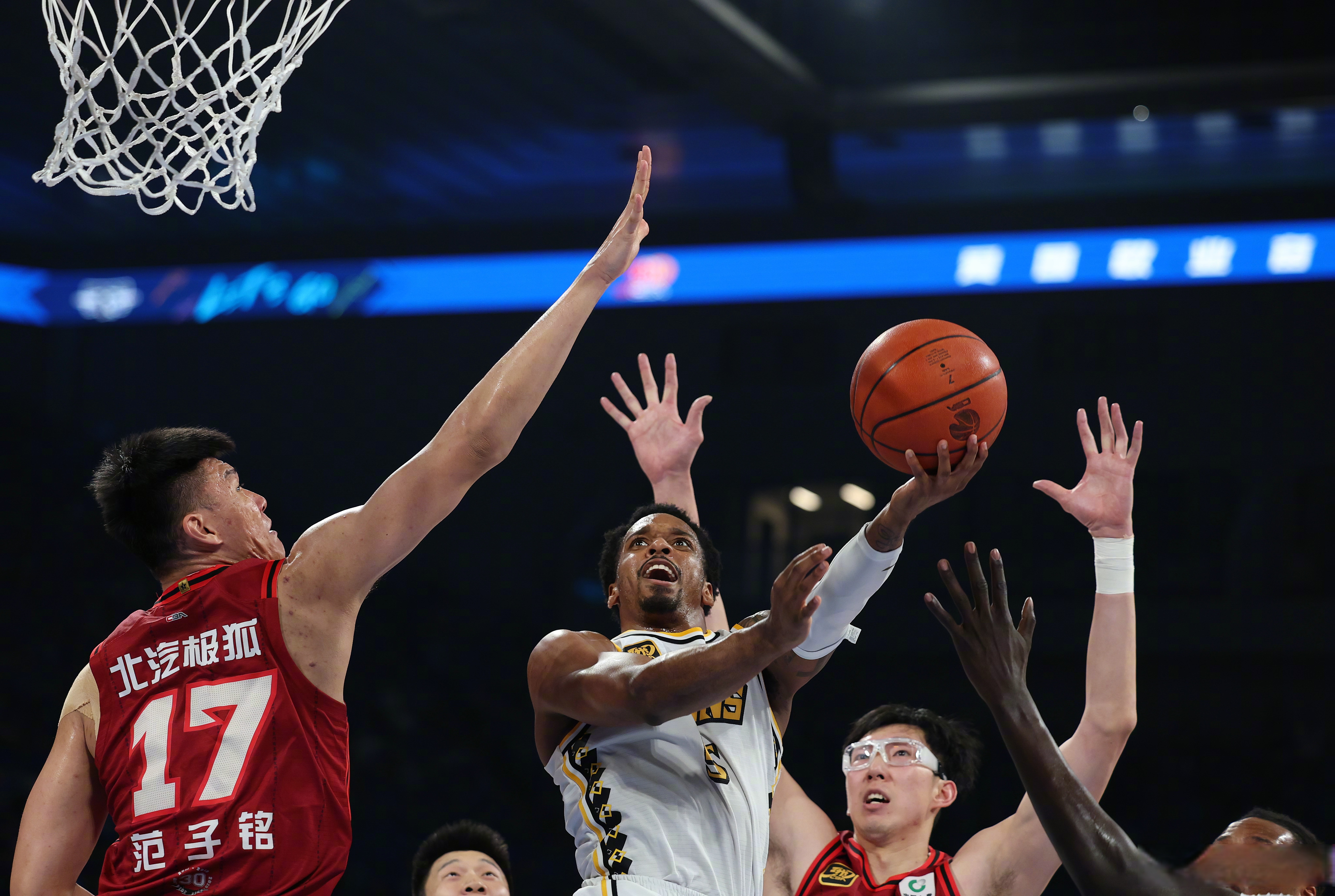 包含紧张刺激的男子篮球联赛即将拉开序幕的词条